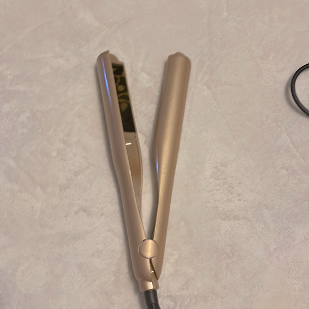 💞NWOT Rose Gold Curling Iron💞